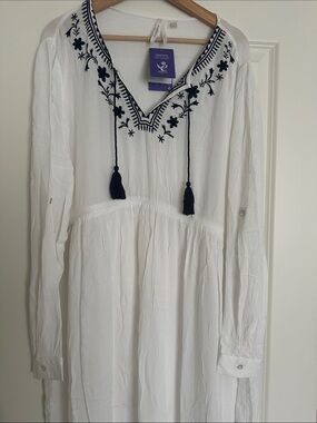 NWT White Embroidered V-Neck Beach Cover Up with Navy Tassels